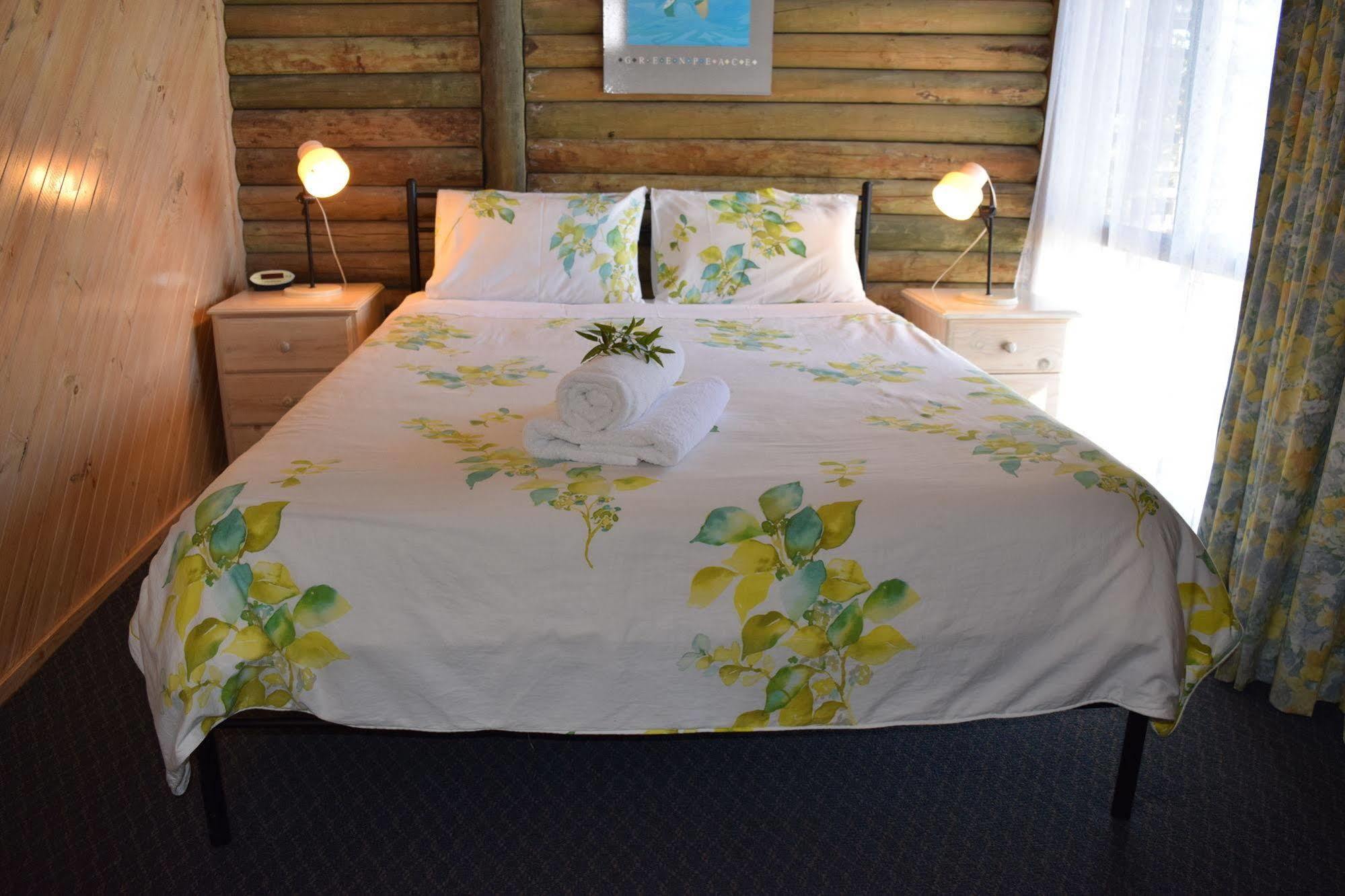Lazy Acre Log Aparthotel Lakes Entrance