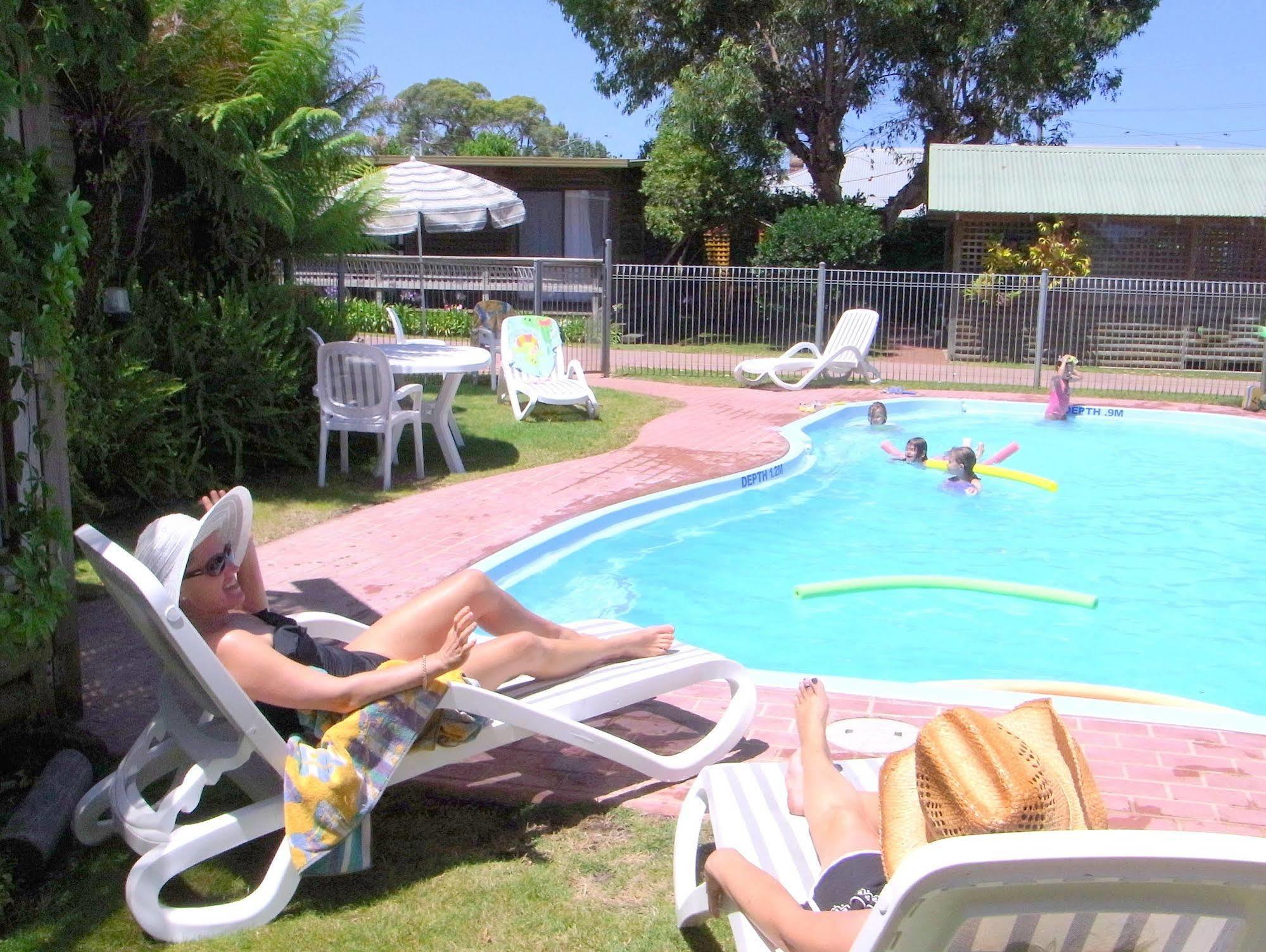 Lazy Acre Log 4* Lakes Entrance
