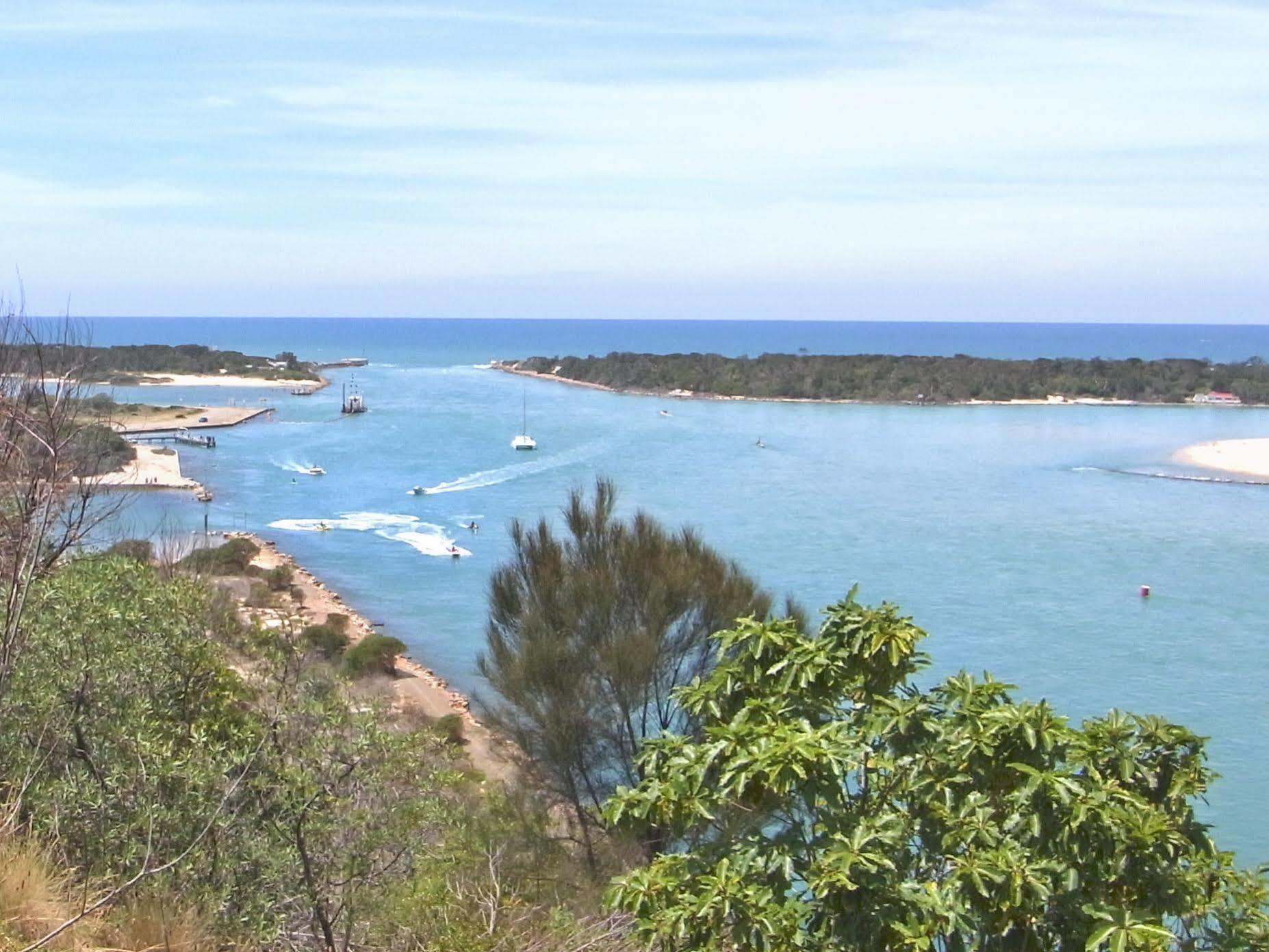 Lazy Acre Log 4* Lakes Entrance